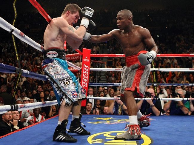 LAS VEGAS - DECEMBER 08:  (R-L) Floyd Mayweather Jr. connects with in the 10th round to the body of Ricky Hatton of England during their WBC world welterweight championship fight at the MGM Grand Garden Arena on December 8, 2007 in Las Vegas, Nevada.  (Photo by Al Bello/Getty Images)