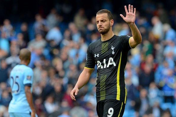MANCHESTER, ENGLAND - OCTOBER 18:  A dejected Roberto Soldado of Spurs acknowledges the travelling fans following their 4-1 defeat during the Barclays Premier League match between Manchester City and Tottenham Hotspur at Etihad Stadium on October 18, 2014 in Manchester, England.  (Photo by Michael Regan/Getty Images)