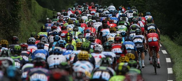 PAU, FRANCE - JULY 24: The peloton begins to race at the start of the eighteenth stage of the 2014 Tour de France, a 146km stage between Pau and Hautacam, on July 24, 2014 in Pau, France. (Photo by Doug Pensinger/Getty Images)