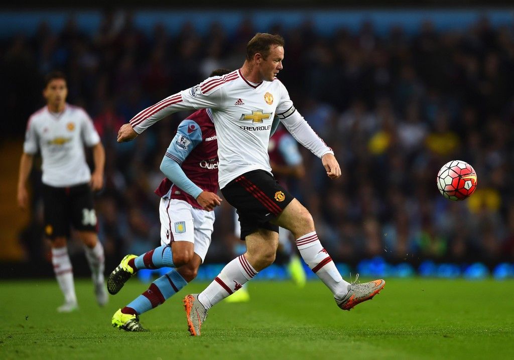 BIRMINGHAM, ENGLAND - AUGUST 14:  Wayne Rooney of Manchester United on the ball during the Barclays Premier League match between Aston Villa and Manchester United on August 14, 2015 in Birmingham, United Kingdom.  (Photo by Laurence Griffiths/Getty Images)