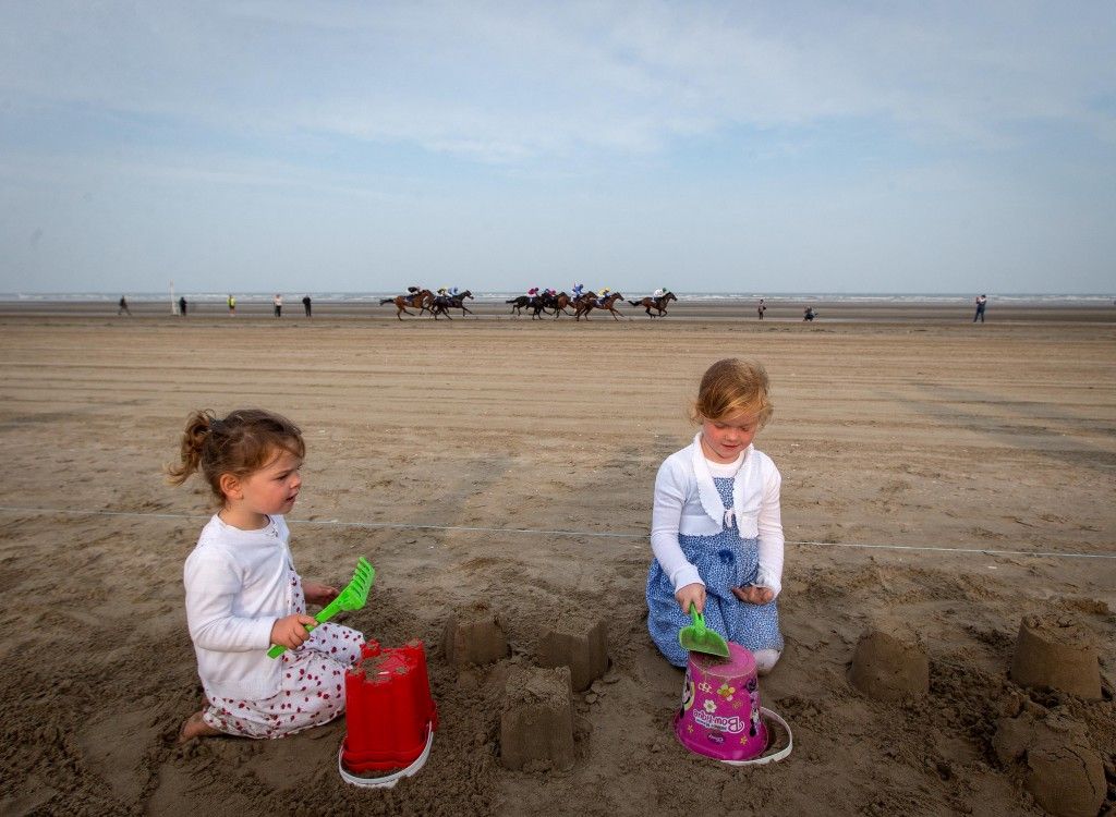 Laytown Racing, Laytown, Co. Meath 10/9/2015 Sisters Emily, aged 2, and Lucy, aged 5, McCarthy play in the sand during The Gilna`s Cottage Inn Maiden Mandatory Credit ©INPHO/Ryan Byrne