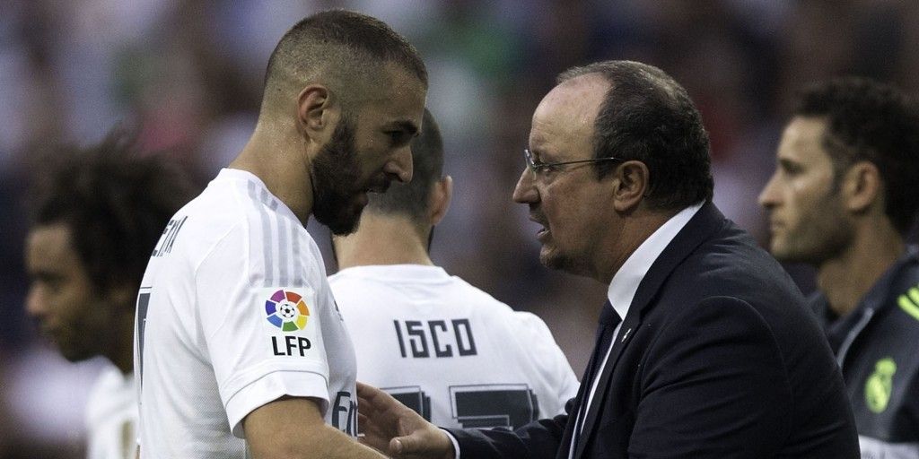 MADRID, SPAIN - SEPTEMBER 26: Head coach Rafael Benitez (R) of Real Madrid CF gives instructions to his player Karim Benzema (L) during the La Liga match between Real Madrid CF and Malaga CF at Estadio Santiago Bernabeu on September 26, 2015 in Madrid, Spain. (Photo by Gonzalo Arroyo Moreno/Getty Images)