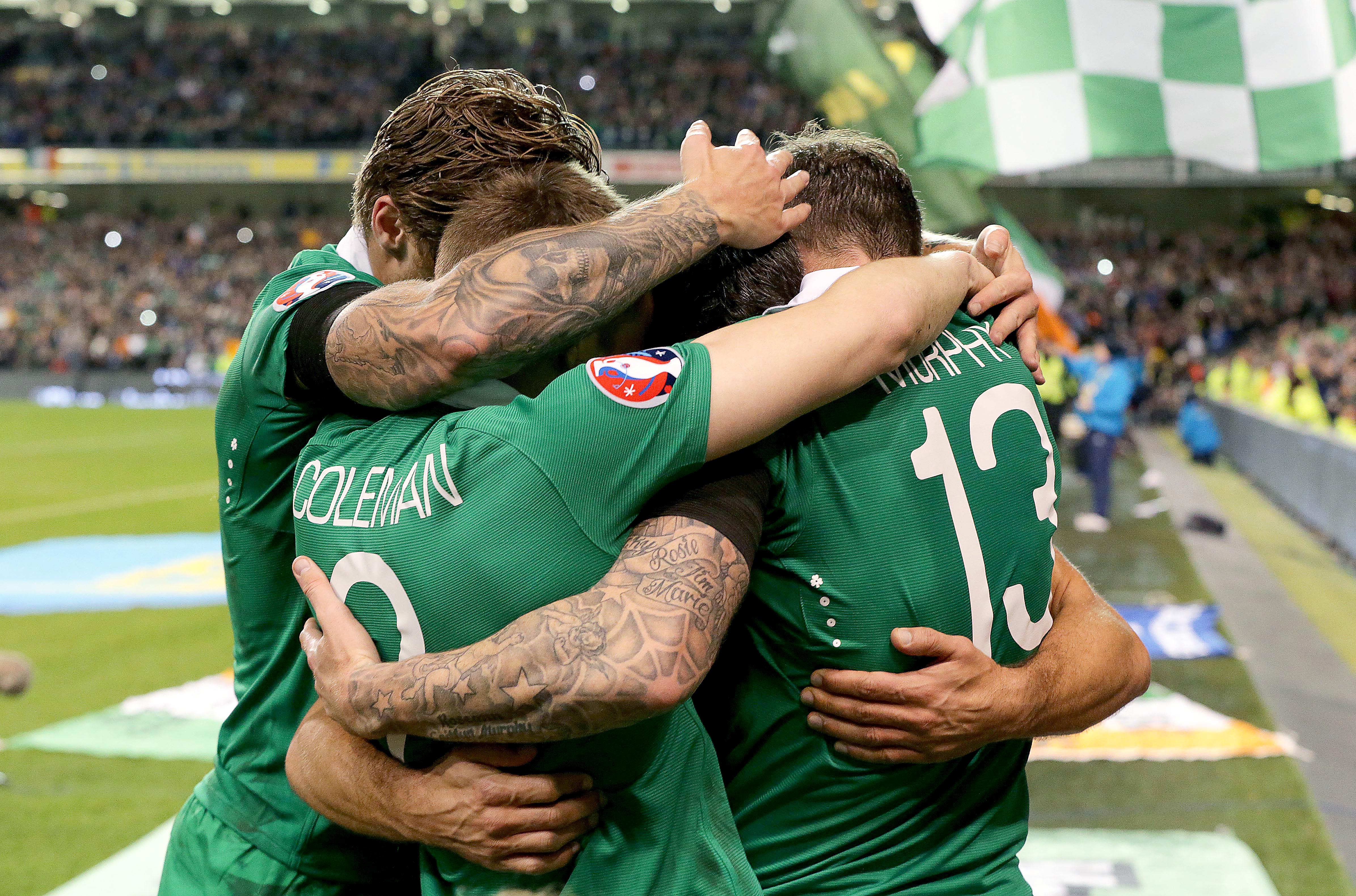 Republic of Ireland's players congratulate goalscorer Jonathan Walters 16/11/2015