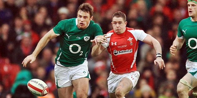 Tommy Bowe chased by Shane Williams 12/3/2011