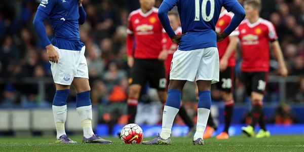 LIVERPOOL, ENGLAND - OCTOBER 17: Ross Barkley and Romelu Lukaku of Everton look dejected as they wait to kick-off following Manchester United's third goal during the Barclays Premier League match between Everton and Manchester United at Goodison Park on October 17, 2015 in Liverpool, England. (Photo by Chris Brunskill/Getty Images)