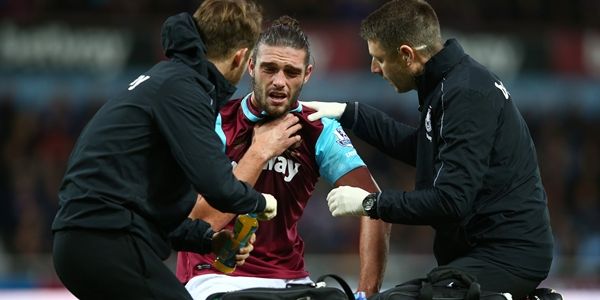 LONDON, ENGLAND - DECEMBER 12: Andy Carroll of West Ham United receives the medical treatment during the Barclays Premier League match between West Ham United and Stoke City at the Boleyn Ground on December 12, 2015 in London, United Kingdom. (Photo by Paul Gilham/Getty Images)