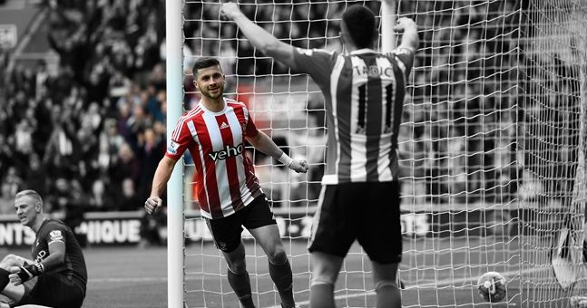 SOUTHAMPTON, ENGLAND - MAY 01: Shane Long of Southampton celebrates scoring the opening goal during the Barclays Premier League match between Southampton and Manchester City at St Mary's Stadium on May 1, 2016 in Southampton, England. (Photo by Mike Hewitt/Getty Images)