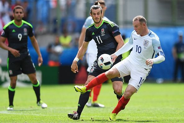 LENS, FRANCE - JUNE 16: Wayne Rooney of England controls the ball under pressure of Gareth Bale of Wales during the UEFA EURO 2016 Group B match between England and Wales at Stade Bollaert-Delelis on June 16, 2016 in Lens, France. (Photo by Mike Hewitt/Getty Images)