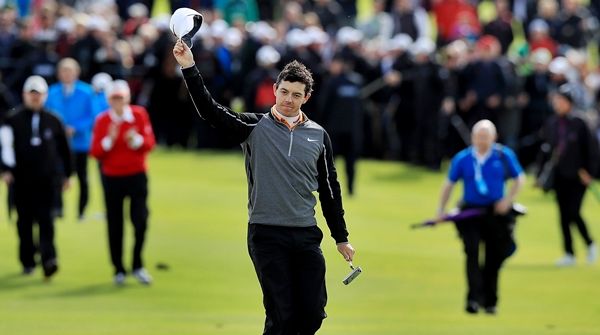 Rory McIlroy salutes the crowd as he makes his way to the 18th green 22/5/2015