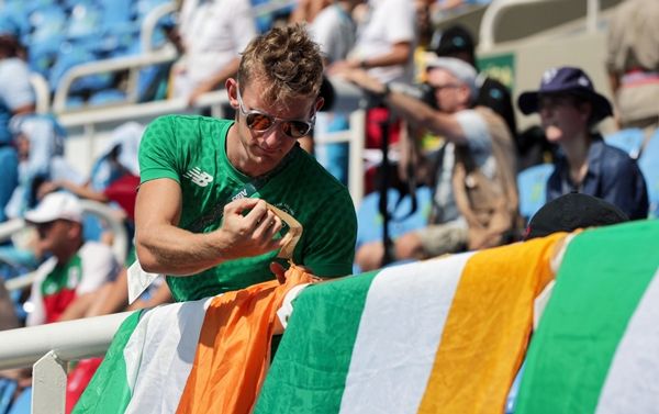 Gary O'Donovan sets out an Irish flag to support Tomas Barr 18/8/2016