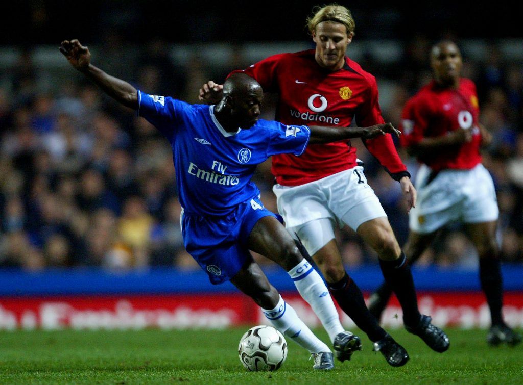 LONDON - NOVEMBER 30: Claude Makelele of Chelsea tries to get away from Diego Forlan of Manchester United during the FA Barclaycard Premiership match between Chelsea and Manchester United at Stamford Bridge on November 30, 2003 in London. (Photo By Mike Hewitt/Getty Images)