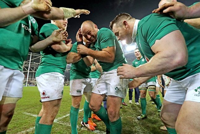 Rory Best is congratulated by teammates after the game 26/11/2016